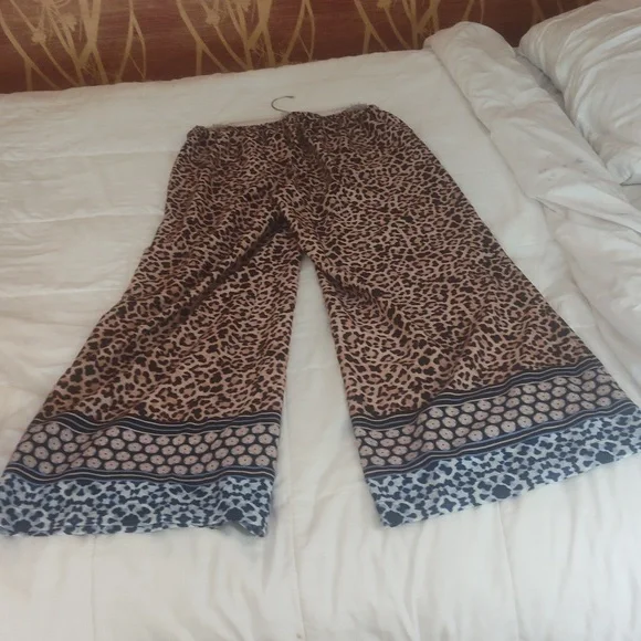 Wide Leg Resort Style Pants - Picture 3 of 4